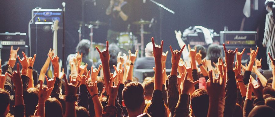 追星文化的变迁:从海报贴纸到虚拟偶像